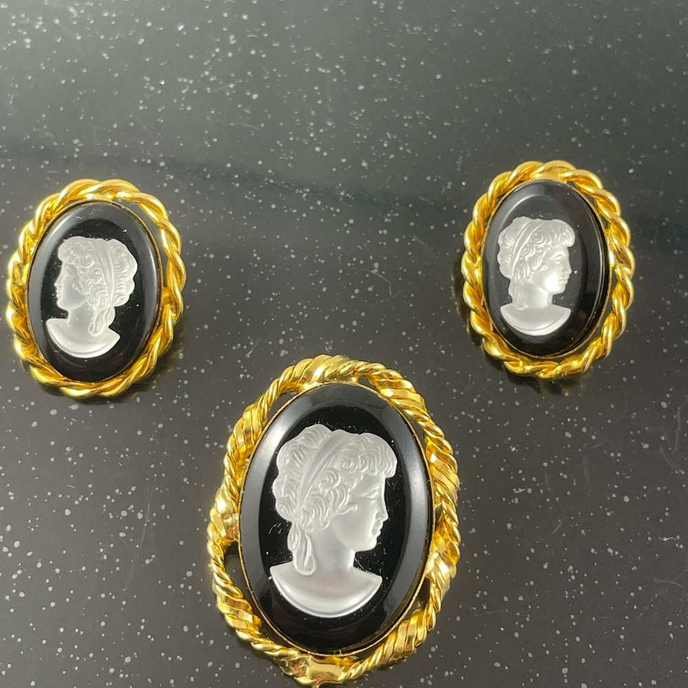 Elegant Gold and Black Cameo Jewelry Set